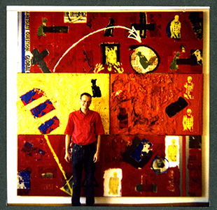 Jean-Pierre Sergent devant sa grande peinture, acrylique et journaux et objets sur toile, 1992, 2,76 x 2,76 m 