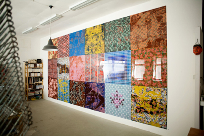 Suites entropiques18, installation murale dans l'atelier de Besançon, assemblage de 18 peintures, acrylique sérigraphiée sur Plexiglas, 2012, 3.15 x 6.30 m