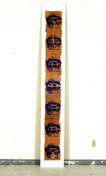- 7 Skulls, Brooklyn studio's, peinture acrylique, corde, anneaux, crochets & sérigraphie sur bande de cuivre, sur bois, 1993, 2.44 x 0.35 m