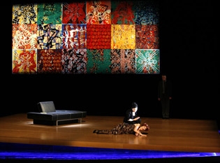 - Installation de Mayan Diary, New York, assemblage de 24 peintures, acrylique sérigraphiée sur Plexiglas, 2002, 3.15 x 8.40 m, photo Yves Petit